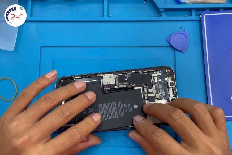 thay pin iphone new