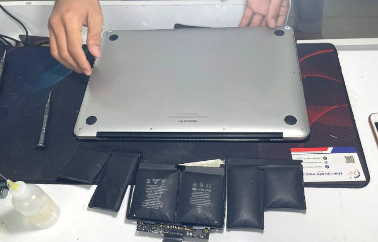 Nhân viên kỹ thuật có kinh nghiệm dày dặn trong việc sửa chữa pin Macbook.