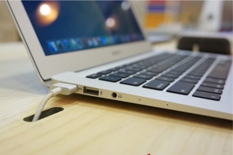 Sạc pin bằng bộ sạc không đúng chuẩn cũng sẽ khiến pin MacBook nhanh hỏng hơn bình thường.