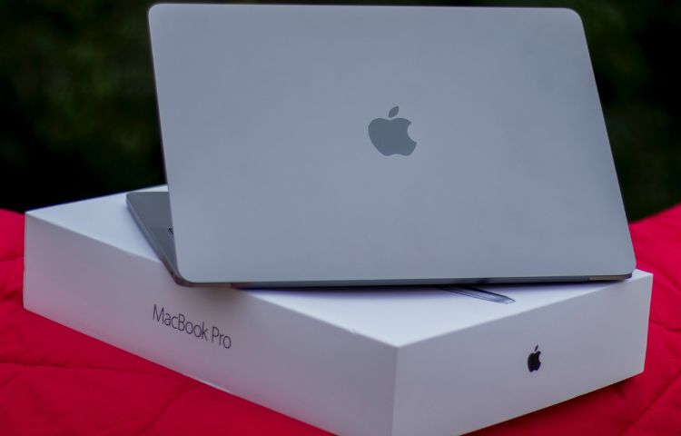 Macbook Pro 13 inch là chiếc máy tính xác tay có kết cấu kim loại nguyên khối sang trọng.