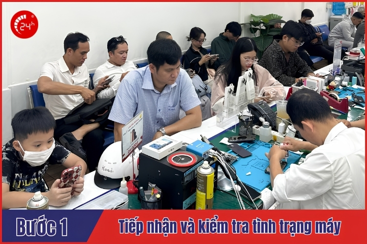 Nhân viên tiếp nhận và lắng nghe thiết bị lỗi tại chamsocdidong.com