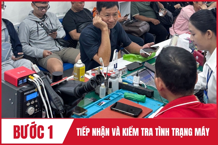 nhân viên tiếp nhận và kiểm tra tình trạng máy