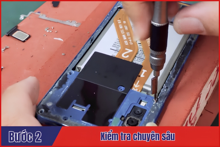 Nhân viên tiến hành kiểm tra chuyên sâu máy tại chamsocdidong.com