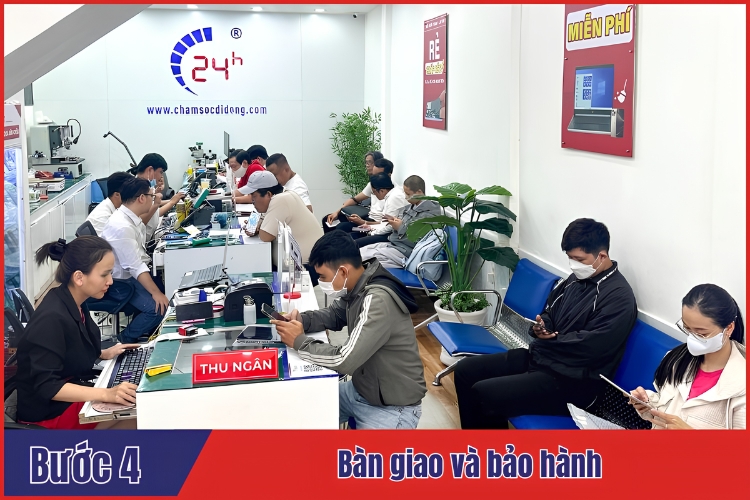 Nhân viên bàn giao máy và giấy bảo hành cho khách tại chamsocdidong.com