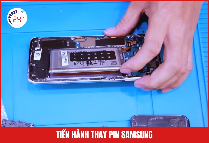 Nhân viên tiến hành thay pin samsung