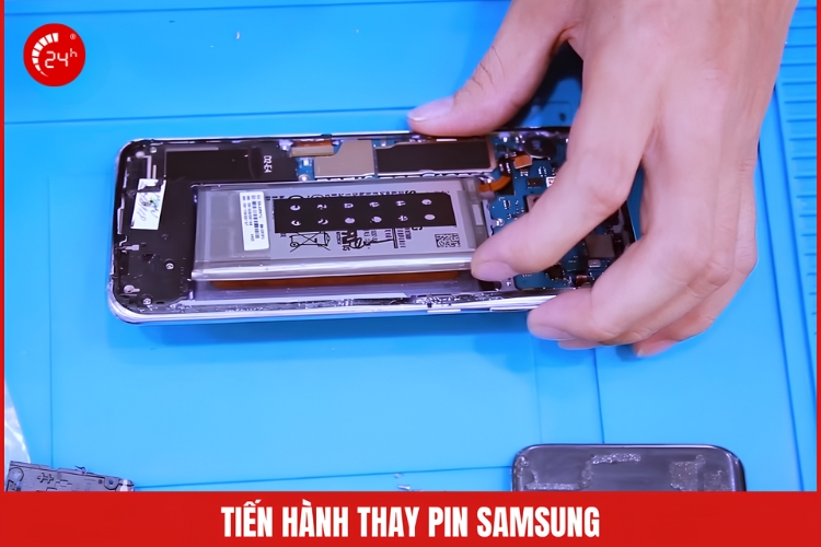 Nhân viên tiến hành thay pin samsung