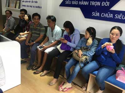 Thay pin iPhone 7/ 7 Plus ở đâu không lo bị “luộc đồ” hình ảnh 5 Khách hàng đang chờ thay pin iPhone 7 7 plus mà không lo bị luộc