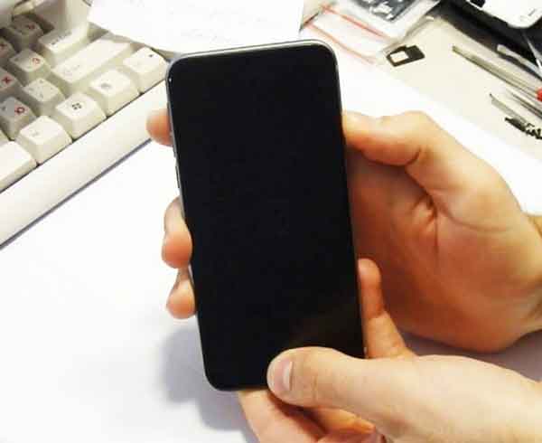 Các nguyên nhân và cách khắc phục màn hình iPhone bị đen nhưng vẫn có tiếng