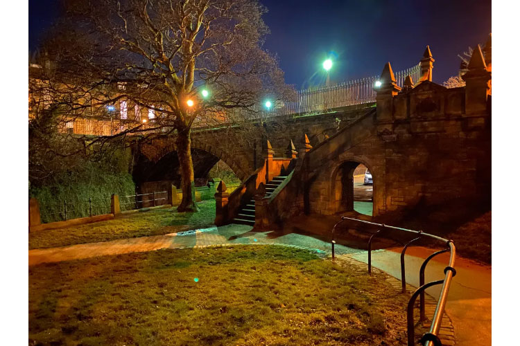 cổng stockbridge chụp bằng iphone vào ban đêm