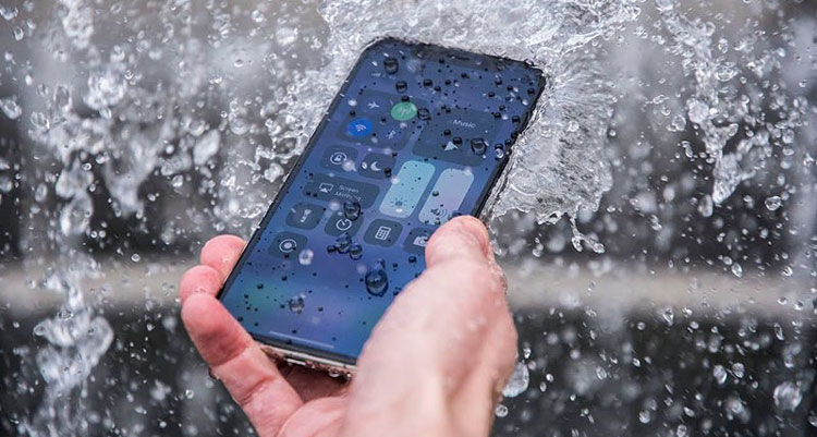 iPhone vào nước vào cách xử lí