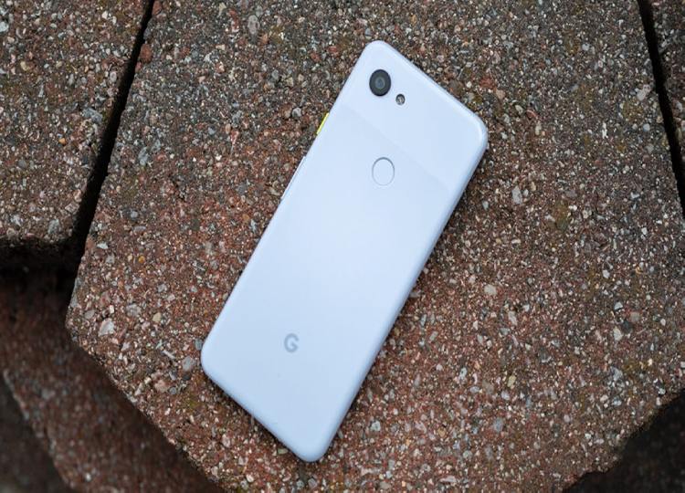 Google Pixel 3a có thiết kế nhỏ gọn không kém iPhone SE 2020 