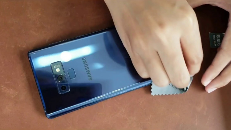 làm sạch Samsung Galaxy Note 9 cẩn thận