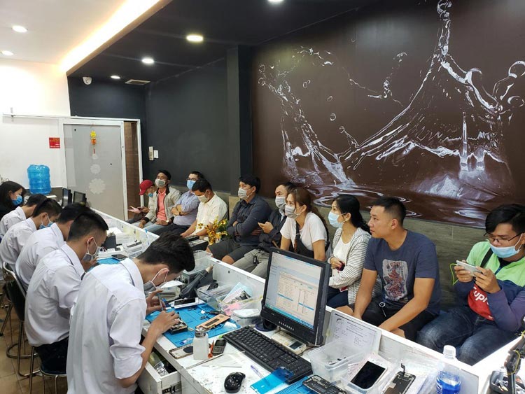 khách hàng đang sửa chữa điện thoại tại Bệnh Viện Điện Thoại 24h