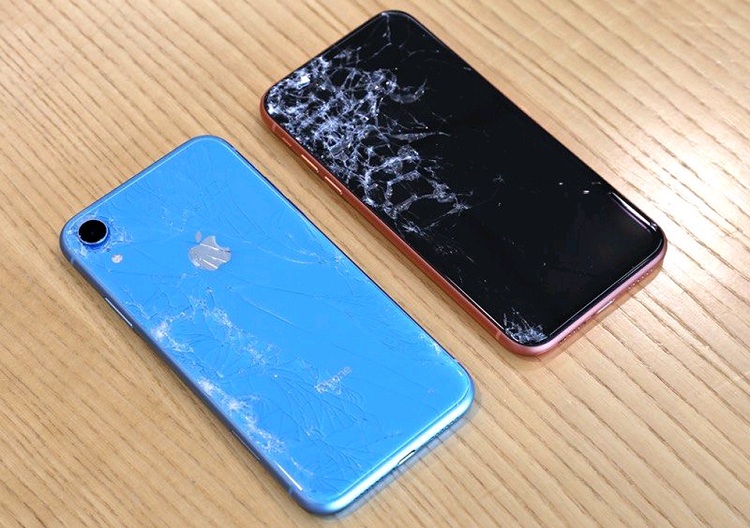 Mặt kính iPhone XR có thể bị trầy xước, nứt vỡ sau khi va đập xuống nền cứng