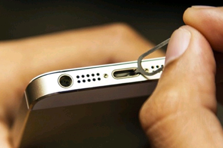 Người dùng có thể dụng vật nhọn như que chọc SIM để vệ sinh cổng sạc iPhone