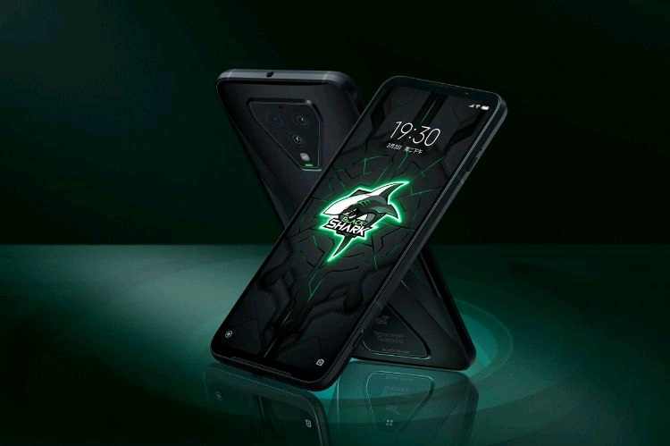 Smartphone Black Shark 3S được trang bị màn hình AMOLED với tốc độ làm mới cao ở mức 120Hz