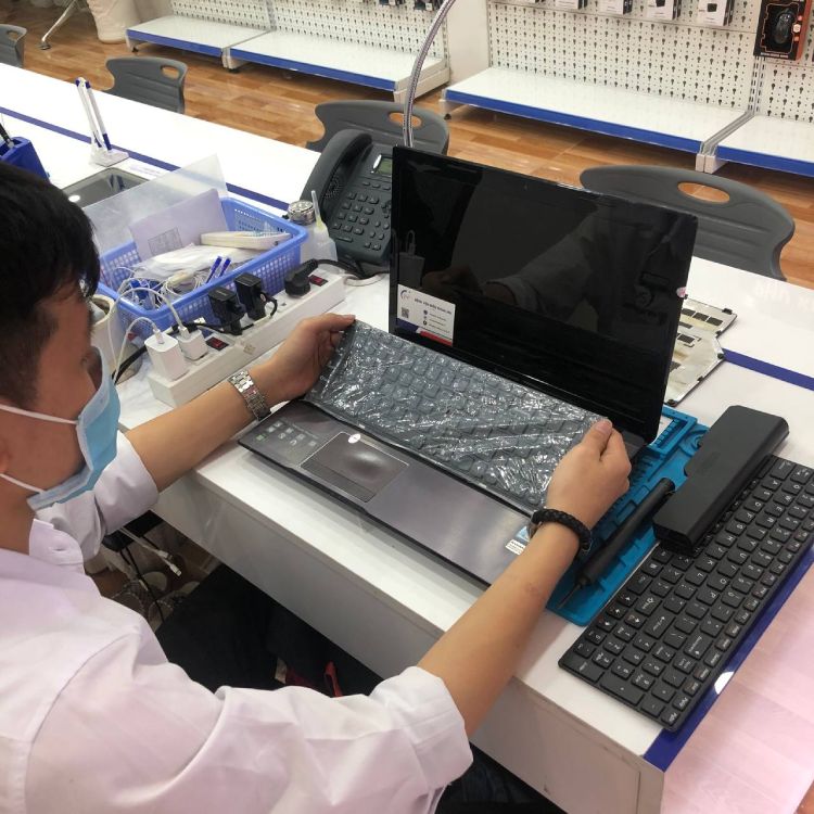 kỹ thuật viên thay bàn phím laptop